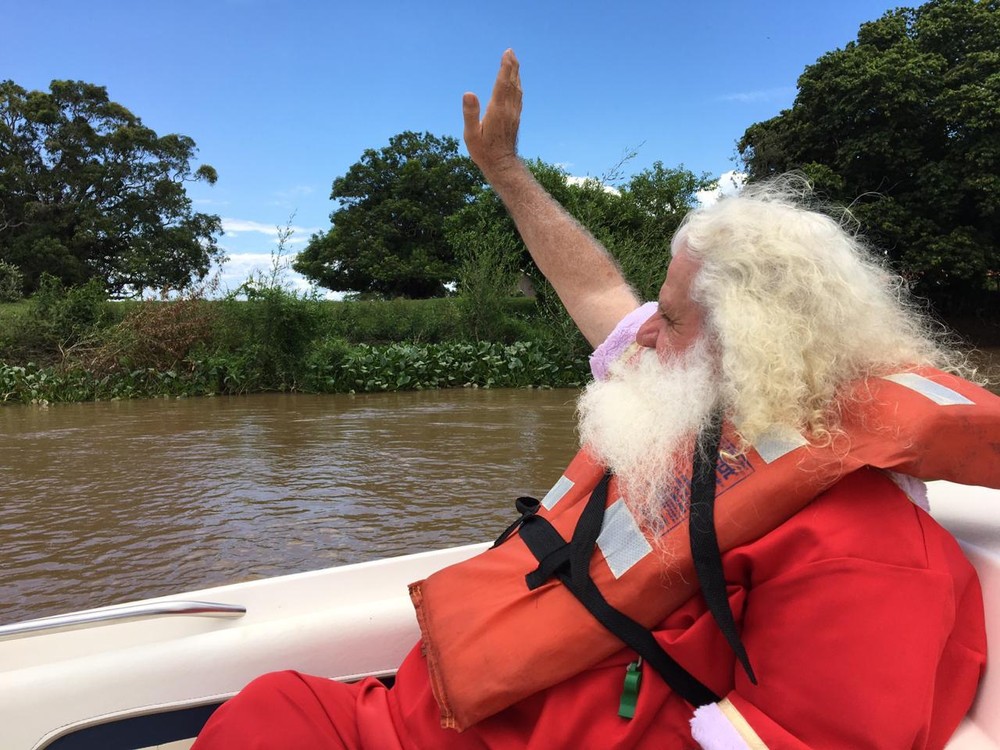 Há 13 anos, Papai Noel Pantaneiro alegra o Natal de crianças ribeirinhas com livros e brinquedos