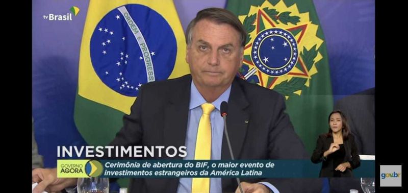 Bolsonaro exalta vacinação, mas admite riscos a investidores 