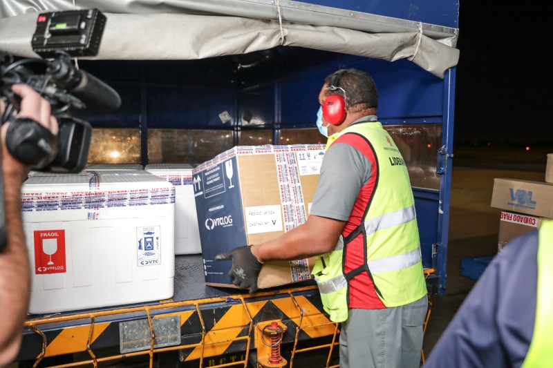 Profissionais da rede estadual de educação em Várzea Grande começam a ser vacinados na quinta-feira (03)