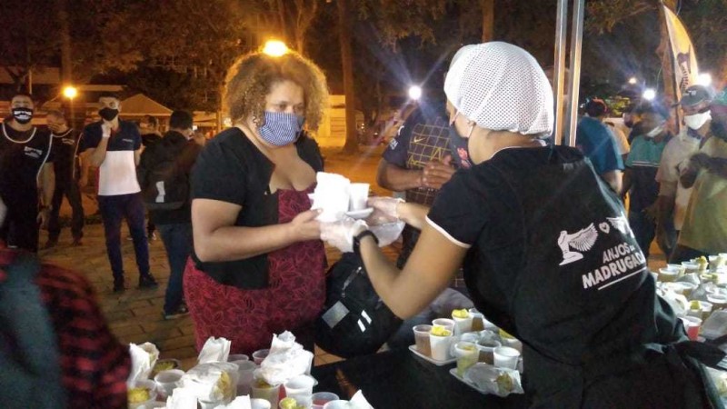 Anjos da Madrugada percorrem ruas e praças para ajudar desabrigados expostos ao frio  