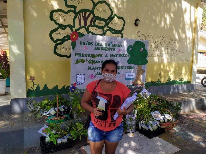 Escola antecipa comemoração e distribui 250 mudas de árvores nativas