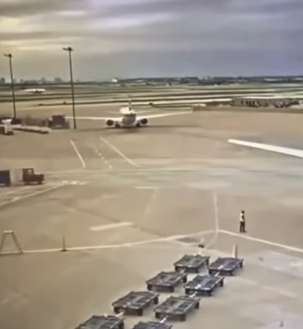 Avião da American Airlines atropela poste em aeroporto nos EUA