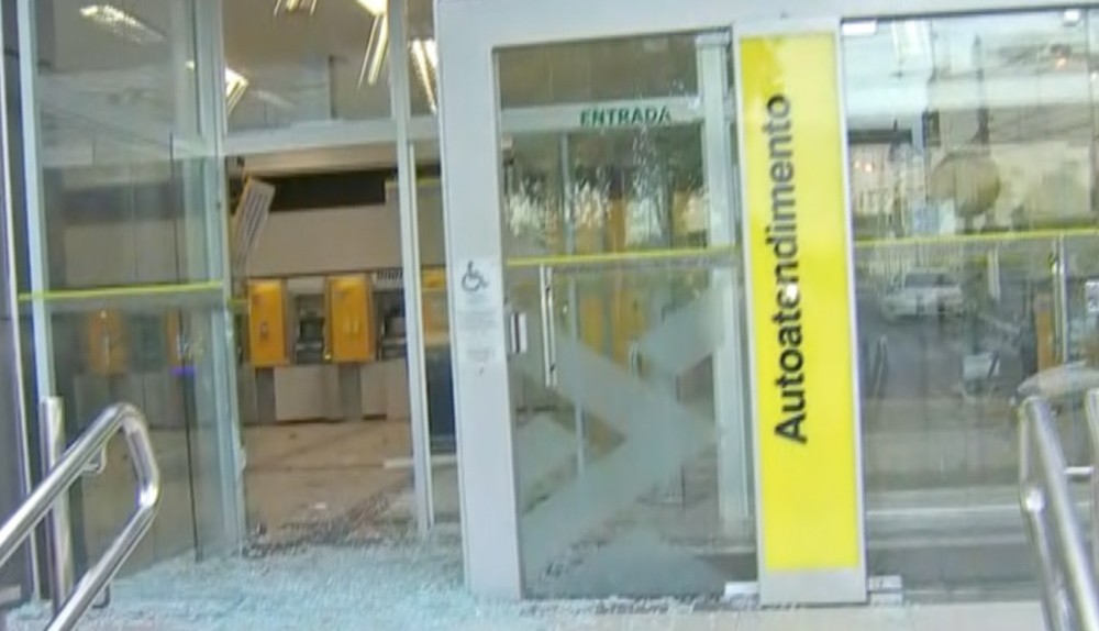 Criminosos invadem agência bancária e explodem caixas eletrônicos