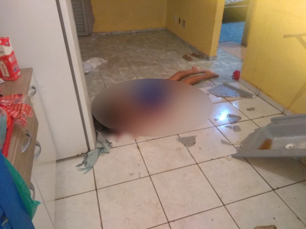 Mãe é morta na frente dos filhos após casa ser invadida por dois homens