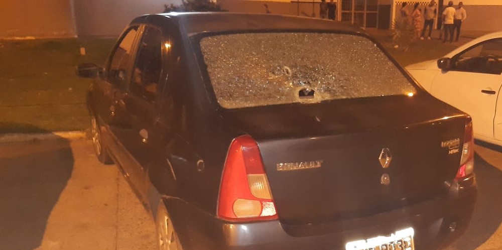 Motociclista persegue e atira em carro de família, sofre acidente e é preso em MT