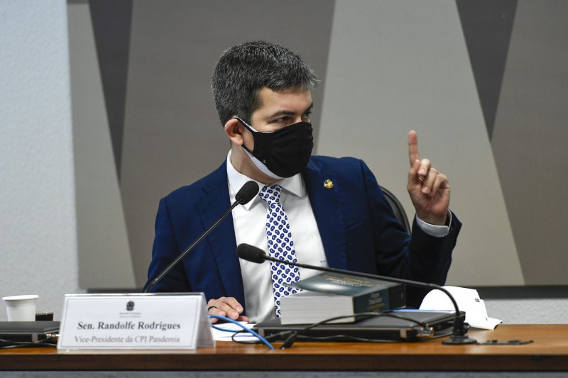 Randolfe vê indícios de gabinete paralelo em depoimento de Luana 