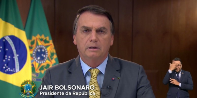 Sob pressão, Bolsonaro diz que todos serão vacinados em 2021