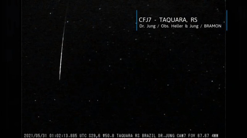 Meteoro duplamente raro é visto cruzando o céu no sul do Brasil