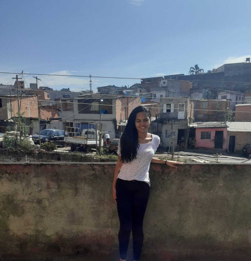 Meninas da periferia fazem vaquinha para estudar fora do país 