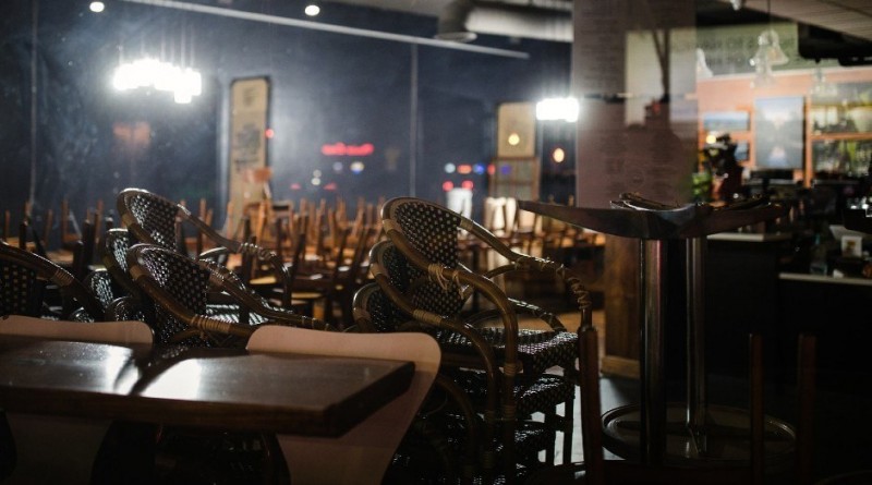Antes de fechar as portas, bares e restaurantes leiloam até uniformes