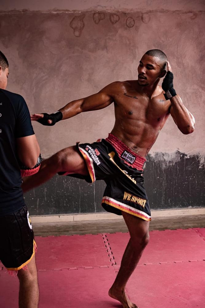 Campeão de kickboxing, atleta de MT faz vaquinha e vende trufas em semáforo para treinamento em Los Angeles