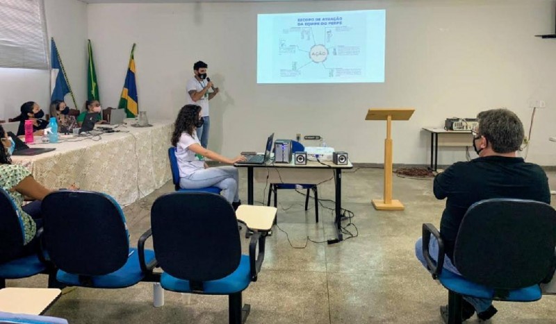 Profissionais orientam educadores sobre saúde e segurança do trabalho em Diamantino