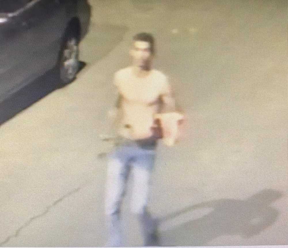 Câmeras de segurança flagram ação de homem suspeito de invadir casa de desembargador do TJMT