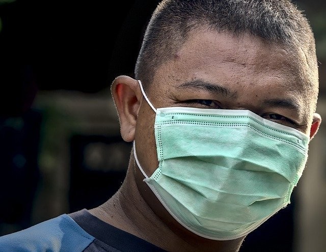 Máscara evita que vacinados transmitam doença para quem não foi imunizado - (Foto: Pixabay)