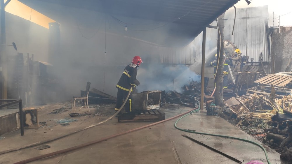Casa e empresa de alimentação são atingidas por incêndio em MT