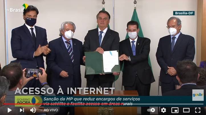 Bolsonaro sanciona lei que reduz encargos de antenas de internet