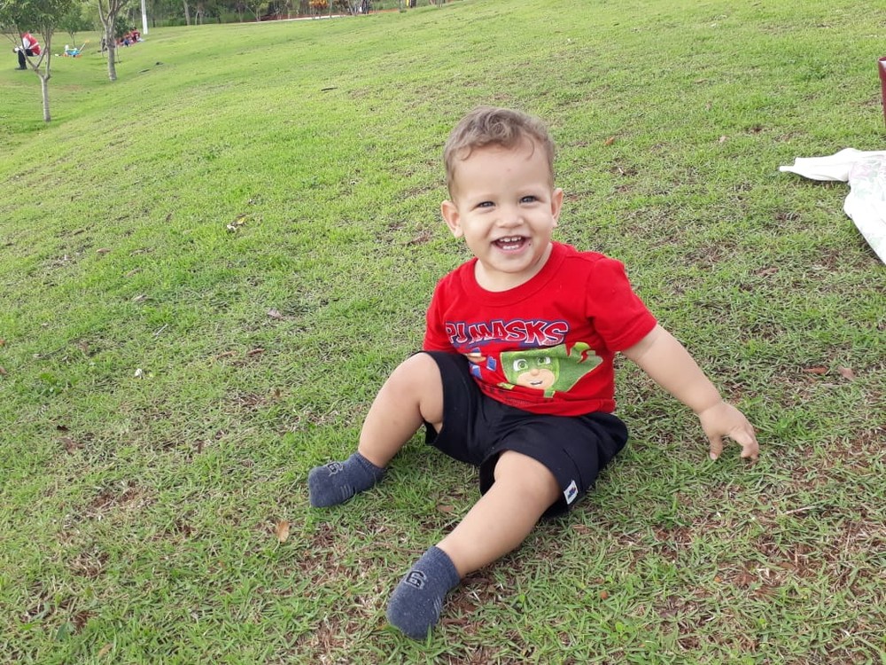 Criança de 1 ano fica gravemente ferida depois de cair de balanço em hotelzinho em MT e está na UTI