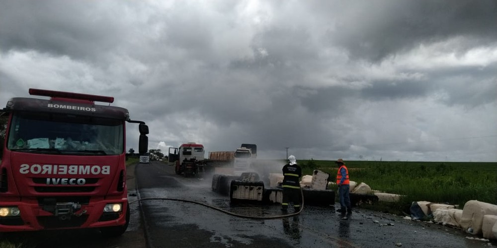 Carreta carregada com algodão pega fogo em rodovia de MT
