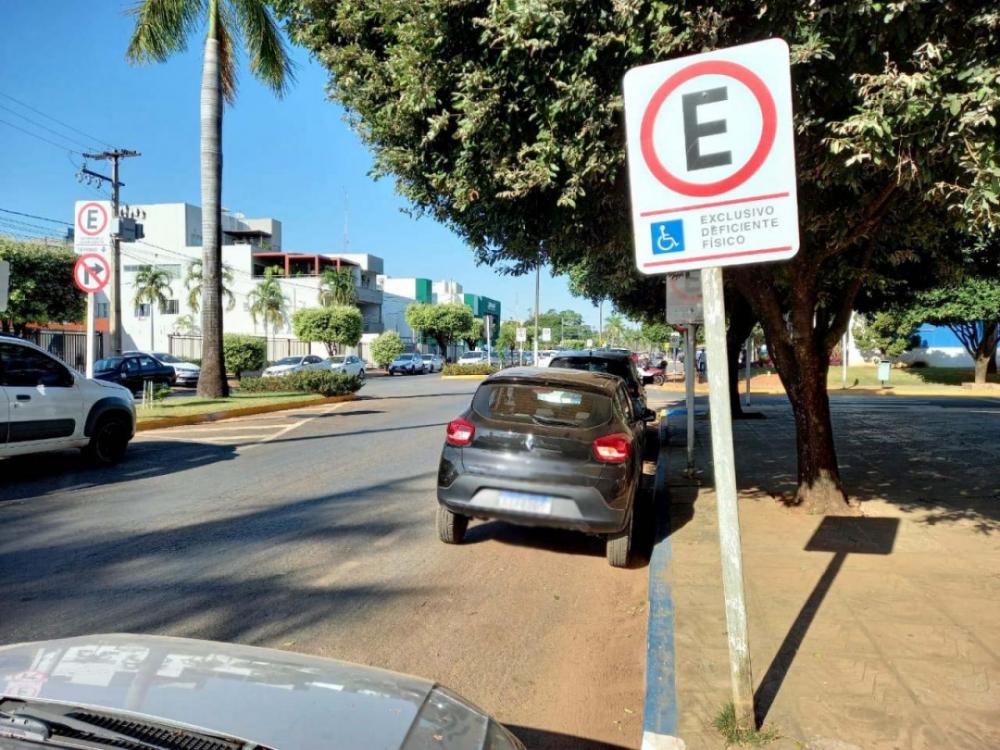 Implantação de vagas de estacionamento para idosos e PNE na Avenida Tancredo Neves é solicitada em plenário de Sorriso