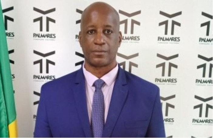 Decisão da Fundação Palmares de excluir livros provoca repúdio