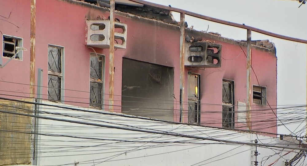 Quitinetes são destruídas pelo fogo após curto circuito em Cuiabá