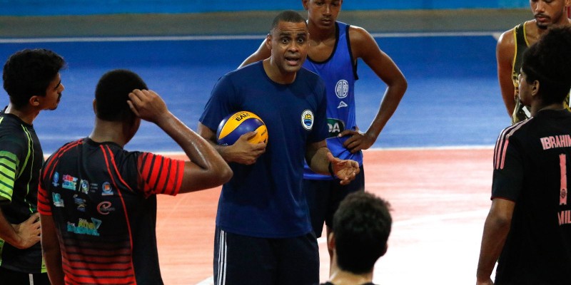 Ex-atletas da base do voleibol do Botafogo resistem no esporte