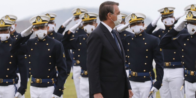 Bolsonaro participa da entrega de espadins na Escola Naval 