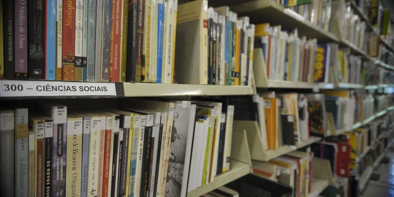 Leitura pode reduzir a pena na prisão, mas ainda há desafios