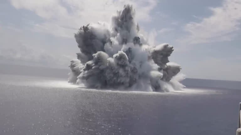 Marinha dos EUA realiza megaexplosão para testar navio