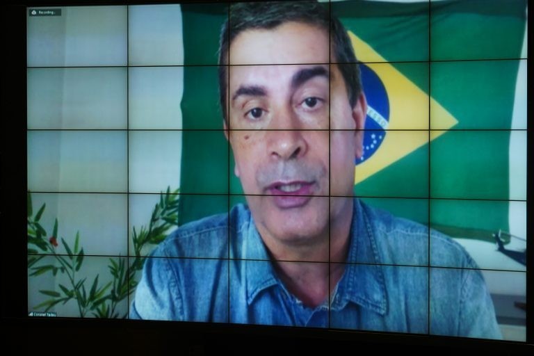 Coronel Tadeu é advertido por quebra de placa em exposição