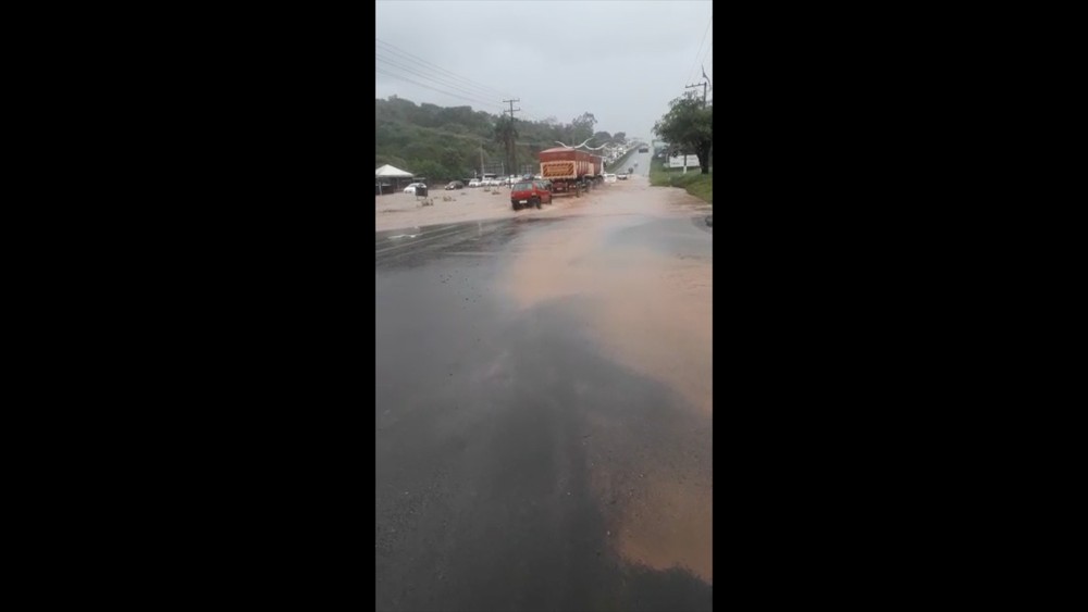 Córrego transborda, casas são inundadas e bairros ficam sem luz durante temporal em Barra do Garças (MT)