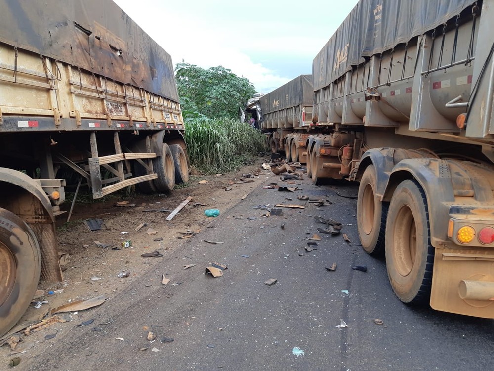 Motorista fica preso às ferragens e morre após acidente entre carretas em MT
