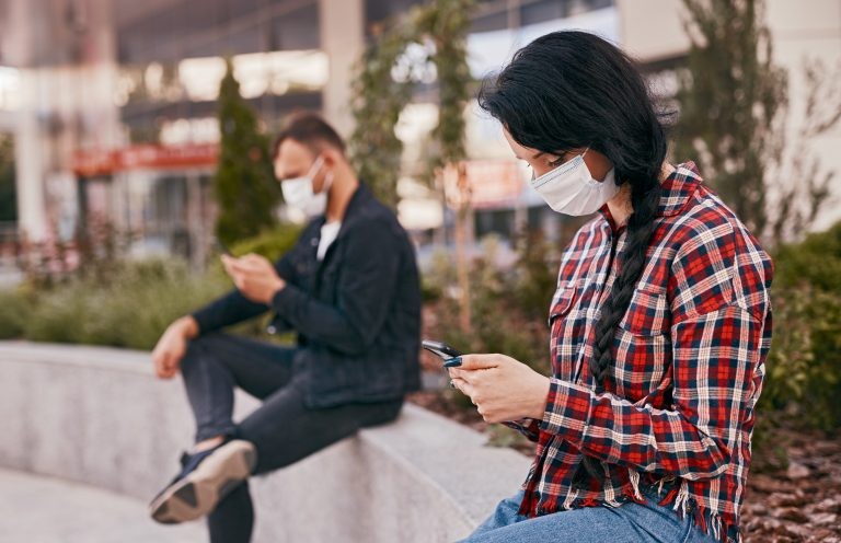 Uso do bluetooth pode ajudar a rastrear os contatos e reduzir a disseminação do vírus - (Foto: Kegfire/Depositphotos)