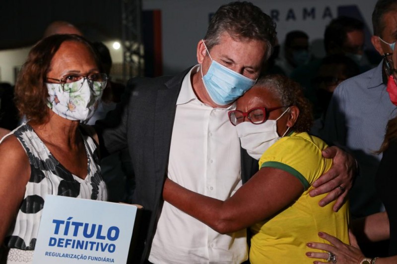 Governador Mauro Mendes e primeira-dama Virginia Mendes, entregam títulos definitivos de propriedade a moradores do bairro São João Del Rey - Foto por: Mayke Toscano/Secom-MT
