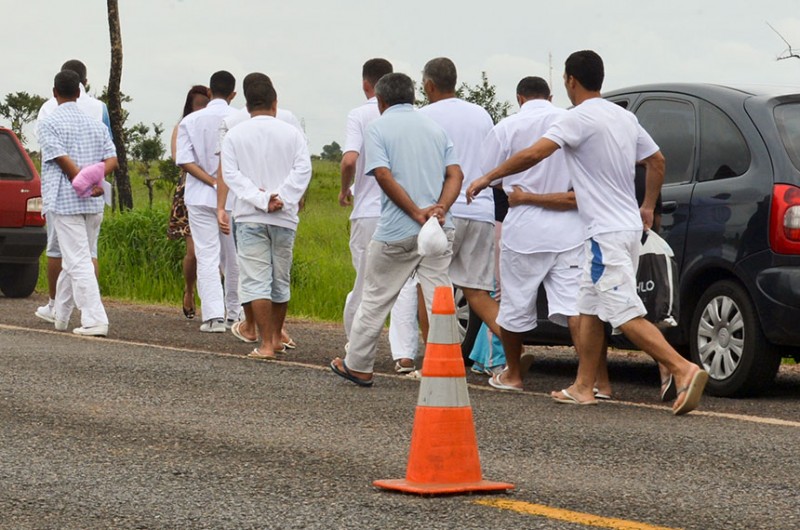 Presos saem de penitenciária do Distrito Federal para passar o feriado de Natal em casa: casos de criminosos reincidentes traz à tona a discussão de projetos que tratam de temas como os "saidões" - Antônio Cruz/ABr