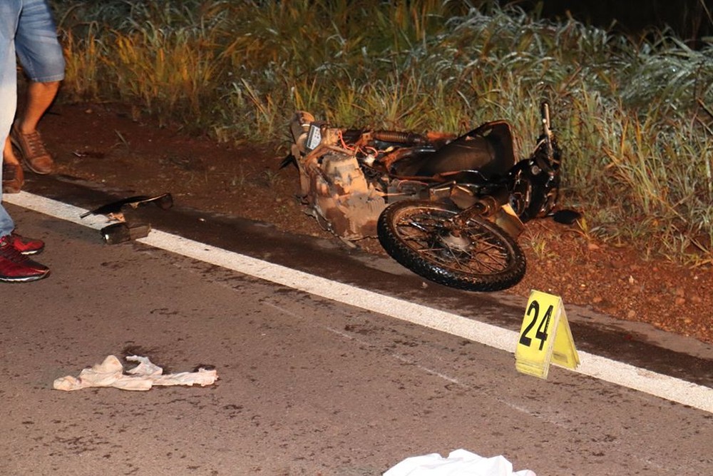 Idoso que pilotava moto sem farol morre ao ser atropelado por caminhão em MT
