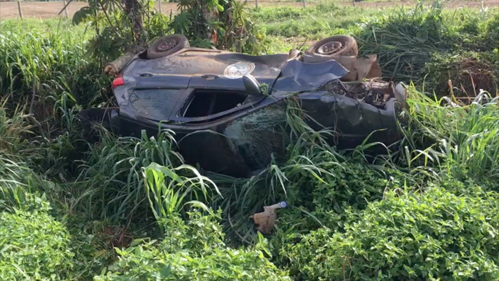 Motorista tenta desviar de caminhão que estava na contramão, capota carro e fica ferido em MT