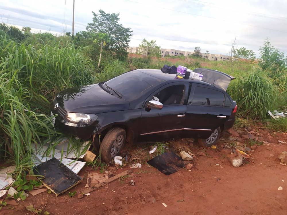 Ladrões roubam celulares de loja, perdem controle de carro na fuga e sofrem acidente em MT