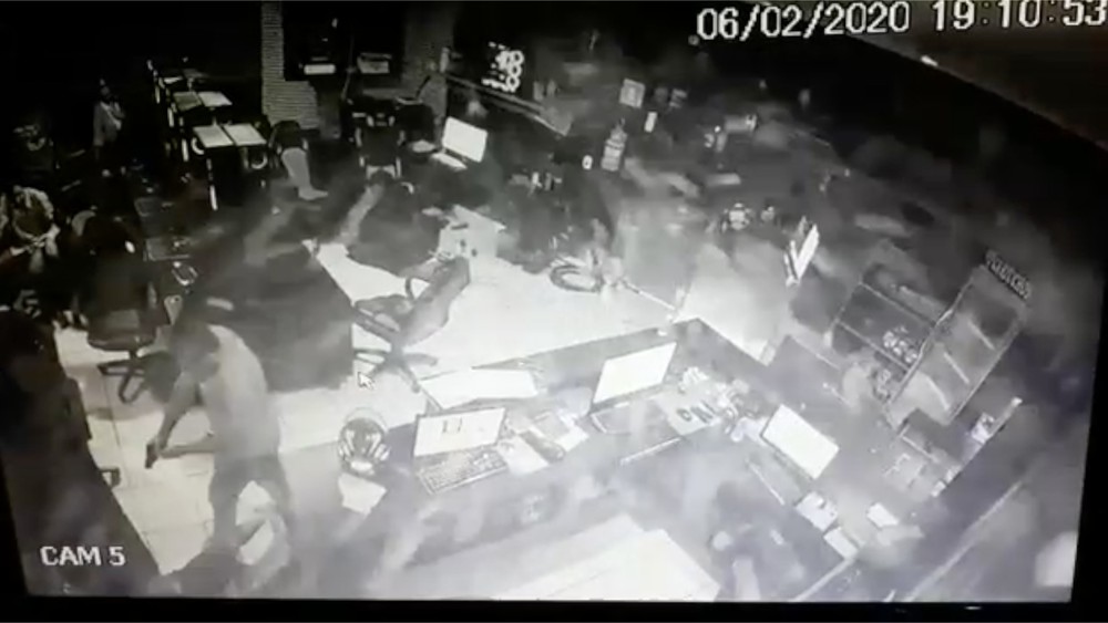 Agente penitenciário reage e atira em jovem que entrou armado em lan house e tentou matar cliente em MT