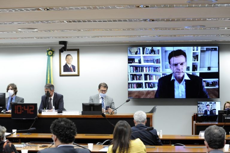Eduardo Moreira (no telão) teme que a PEC esvazie empresas públicas - (Foto: Gustavo Sales/Câmara dos Deputados)