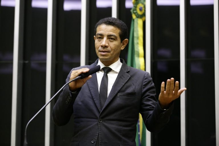 Pastor Gil aproveitou o texto aprovado anteriormente pela Comissão de Transportes - (Foto: Najara Araújo)