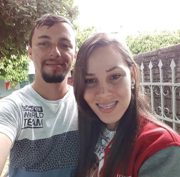 Valdirene feliz e acompanhada do marido, Elvis Farias que é policial militar em Rondônia. - Foto por: Arquivo