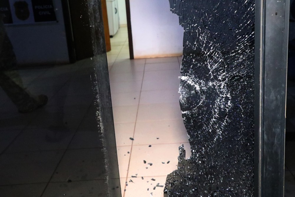 Delegacia é alvo de ataque e disparos atingem porta de vidro em Nova Mutum (MT)