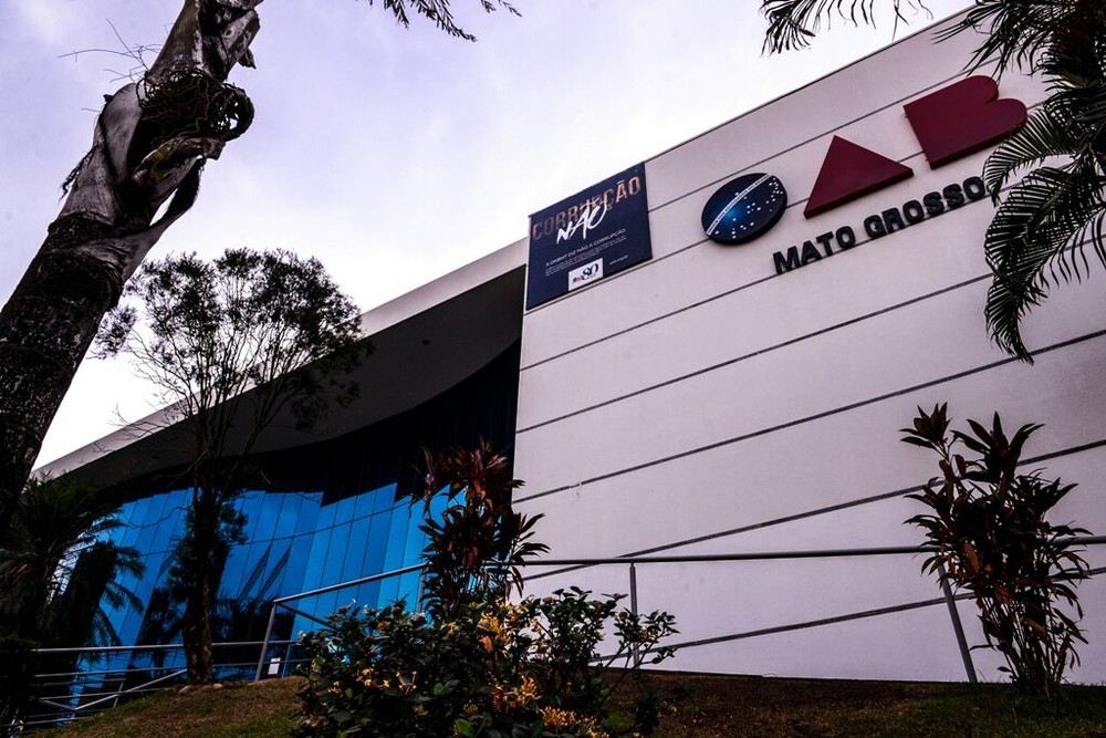 Criminosos invadem prédio da OAB em Cuiabá, jogam gasolina e tentam queimar processos