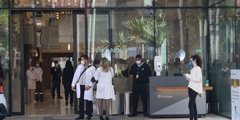 Presidente despacha por videoconferência em hospital em SP