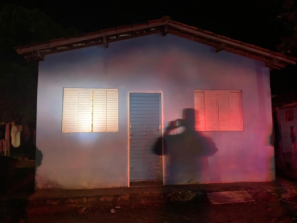 Quatro jovens e um adolescente são mortos a tiros em chacina dentro de casa em MT