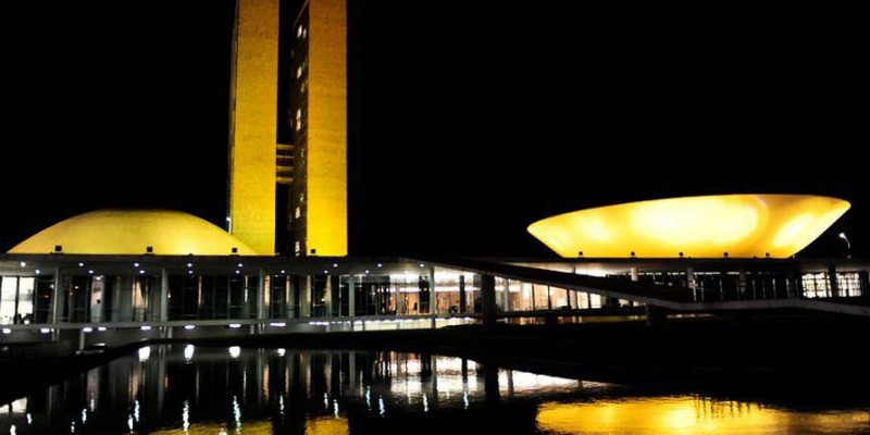 Congresso recebe iluminação amarela em apoio ao combate às hepatites