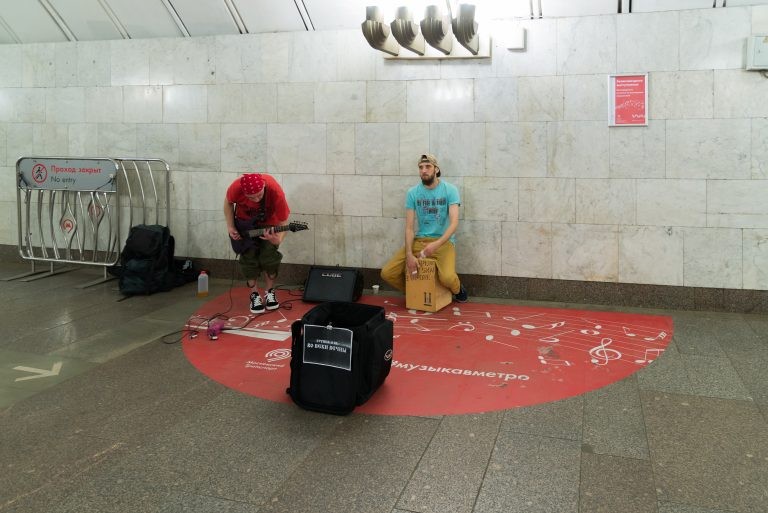 Artista se apresenta em metrô - (Foto: Depositphotos)