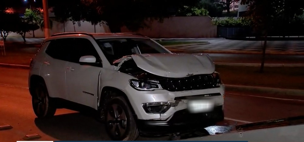 Bancária bate em viatura da polícia em Cuiabá