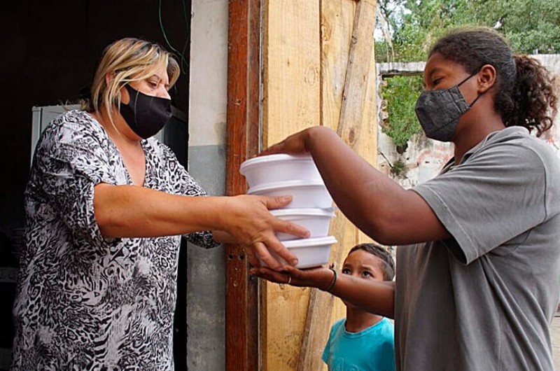 Doação de marmitas em Curitiba: estudo da FAO aponta que insegurança alimentar severa atingiu 7,5 milhões de pessoas no Brasil em 2020 - Giorgia Prates/Brasil de Fato